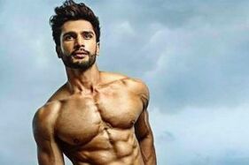 homme musclé avec une bonne puissance