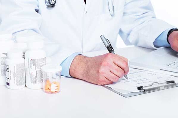 le médecin prescrit un traitement contre les douleurs testiculaires dues à l'excitation